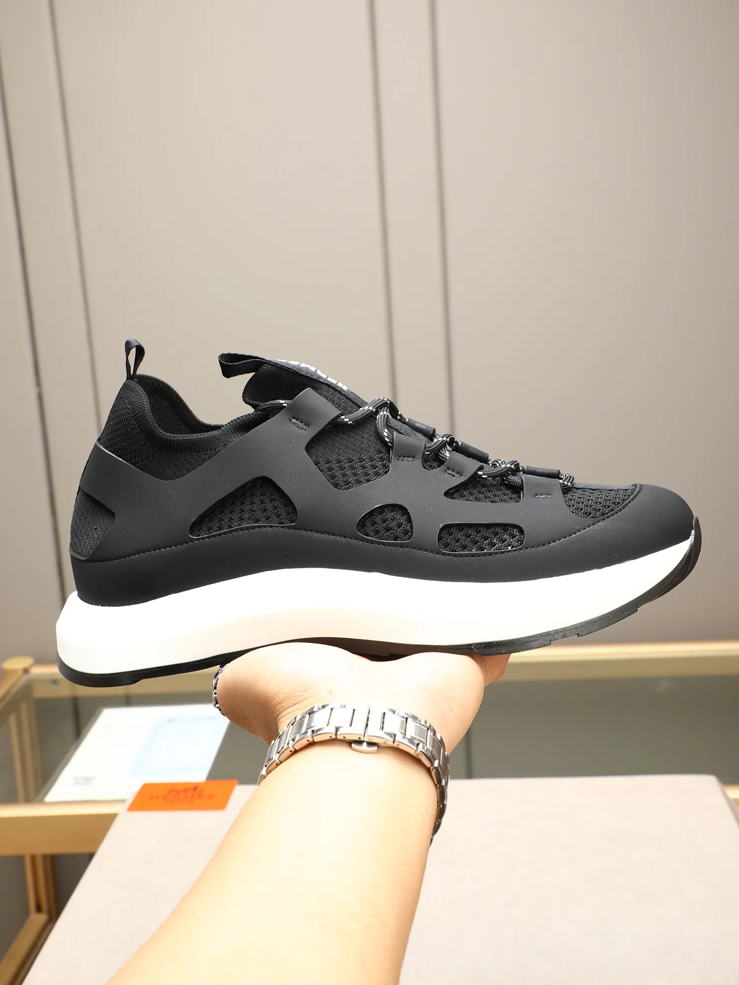 Men's shoes💰580 HERMES/Hermès men's rest sneakers! -High-end quality original casual sports shoes -Upper: high nappa calfskin, forging technology, knitted fabric, shoe brand webbing, injection molded brand logo -Inner: foot pad; water-dyed cowhide -Outsole: ultra-light TPU·rubber; two-color molded outsole -Ultra-high quality control·fine workmanship: highlighted (high-end·luxury·grade) Size: 38-39-40-41-42-43-44 (45 can be customized)